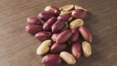 Yakın plan soyulmuş ve kavrulmuş fıstık.