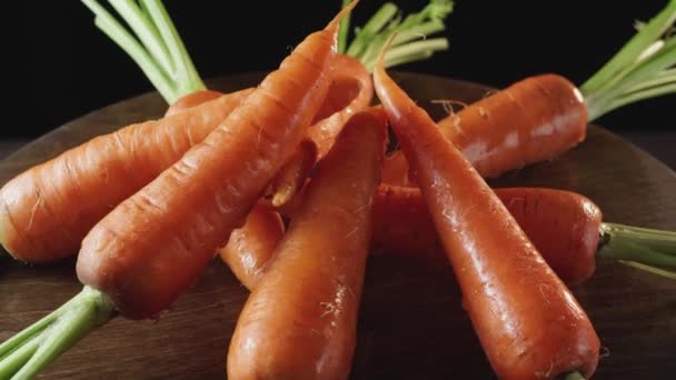 Zanahorias Limpias Frescas Cerca Sobre Fondo Oscuro — Vídeo de stock