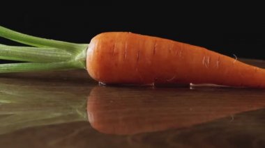 Koyu bir arka planda taze temiz havuçlar.