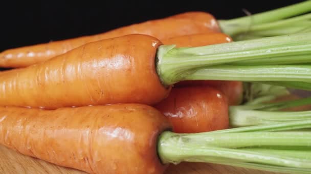 Zanahorias Limpias Frescas Cerca Sobre Fondo Oscuro — Vídeos de Stock