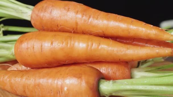 Zanahorias Limpias Frescas Cerca Sobre Fondo Oscuro — Vídeo de stock