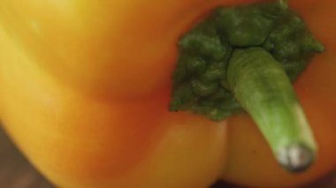 Karanlık bir arka planda taze dolmalık biber.