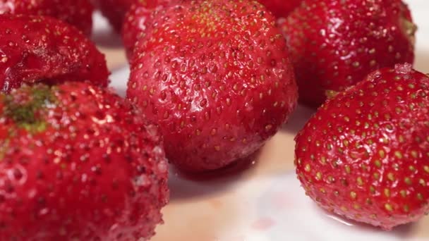 Reife Erdbeeren Auf Weißer Oberfläche Aus Nächster Nähe — Stockvideo