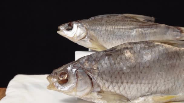 Pescado Seco Del Río Vobla Cerca Sobre Fondo Negro — Vídeos de Stock