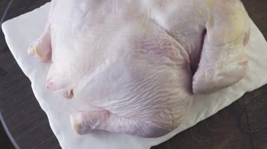 Siyah arka planda soyulmuş ızgara tavuk.