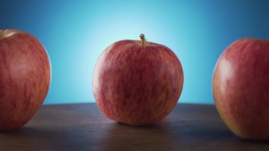 Olgun kırmızı, yakın plan sarı elmalar. Stüdyo videosu