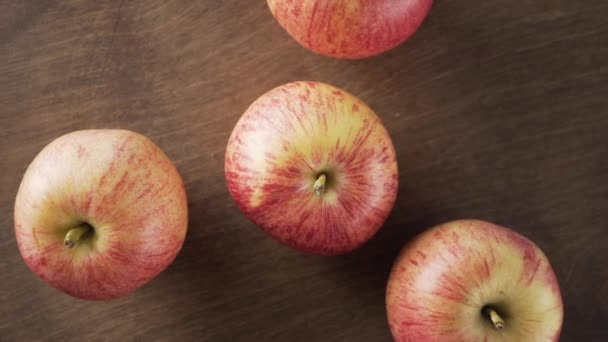 Vermelho maduro - maçãs amarelas close-up. Studio de vídeo — Vídeo de Stock