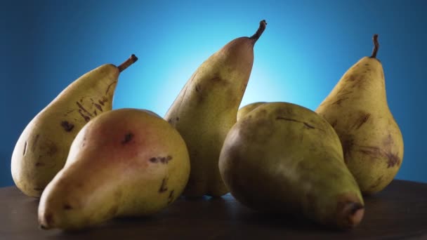 Gele rijpe peren van dichtbij. Studioclip — Stockvideo