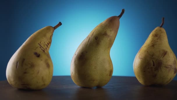 黄色の熟した梨のクローズアップ。スタジオビデオ — ストック動画