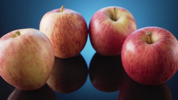Vermelho maduro - maçãs amarelas close-up. Studio de vídeo — Vídeo de Stock