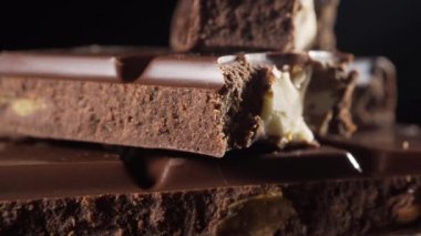 Kırık bademli siyah çikolata çubuğu.