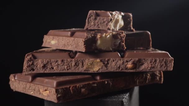 Barra Rota Chocolate Negro Con Almendras — Vídeo de stock