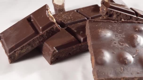 Gebroken Reep Pure Chocolade Met Amandelen — Stockvideo