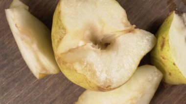 Olgun sulu dilimlenmiş armut yakından.