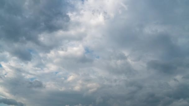 积雨云和卷云在天空中快速移动 时间流逝 — 图库视频影像