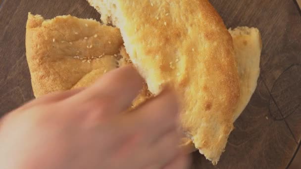 Pão Pita Ásia Central Com Sementes Gergelim — Vídeo de Stock