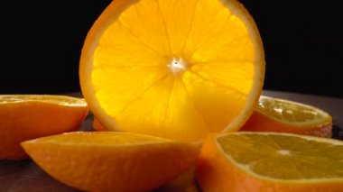 Siyah arka planda dilimlenmiş turuncu yakın plan.