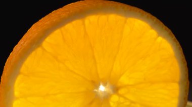 Siyah arka planda dilimlenmiş turuncu yakın plan.