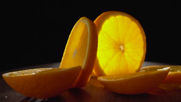 Primer Plano Naranja Rodajas Sobre Fondo Negro — Vídeo de stock