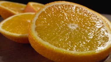 Siyah arka planda dilimlenmiş turuncu yakın plan.