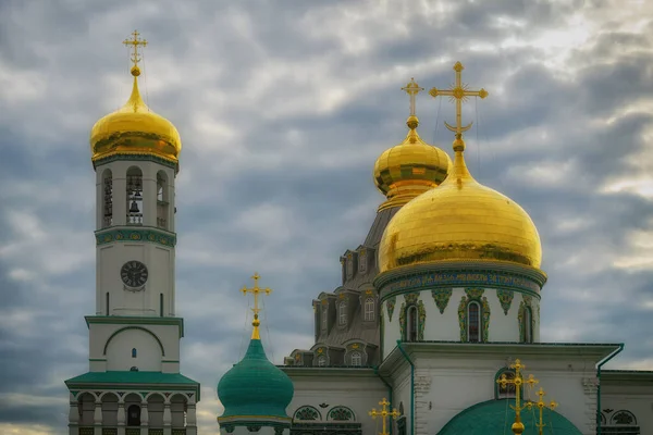 劇的な曇り空の背景に正教会の十字架を持つ黄金のドーム — ストック写真