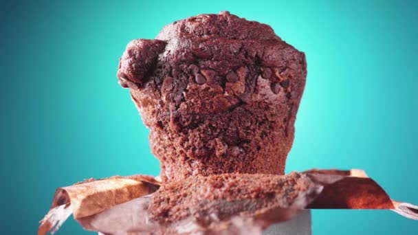 Chocolade Muffin Een Blauwgroene Achtergrond — Stockvideo