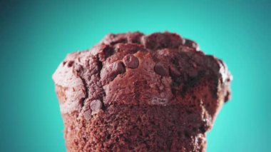 Mavi-yeşil arka planda çikolatalı kek.