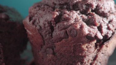 Mavi-yeşil arka planda çikolatalı kek.