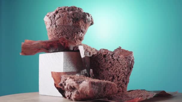 Chocolade Muffin Een Blauwgroene Achtergrond — Stockvideo