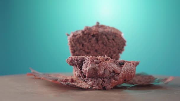 Schokoladenmuffin Auf Blau Grünem Hintergrund — Stockvideo