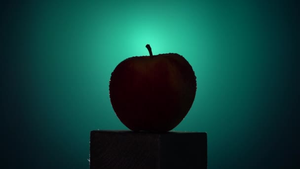 Červenožluté Jablko Kapkami Vody Modrozeleném Pozadí — Stock video