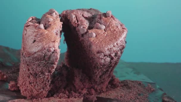 Chocolade Muffin Een Blauwgroene Achtergrond — Stockvideo