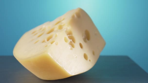 Stück Köstlichen Käse Aus Nächster Nähe — Stockvideo