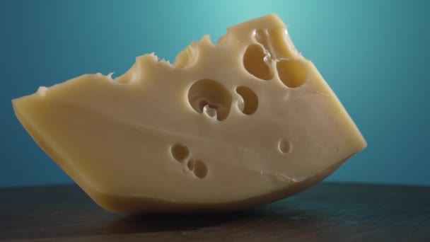 Кусок Вкусного Сыра Крупным Планом — стоковое видео