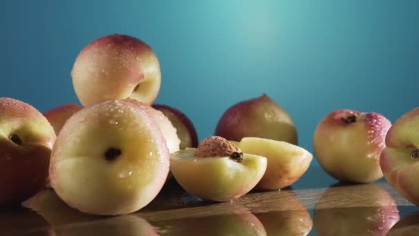 甜而成熟的油桃和一滴水 — 图库视频影像