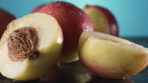 Nectarinas maduras doces com gotas de água — Vídeo de Stock