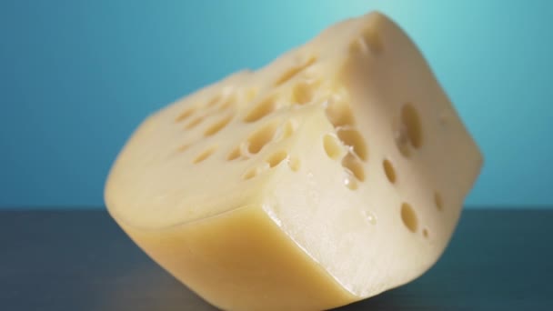 Кусок вкусного сыра крупным планом — стоковое видео
