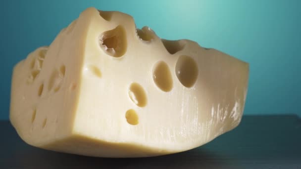 Pedazo de delicioso primer plano de queso — Vídeos de Stock