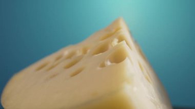 Lezzetli bir peynir parçası.