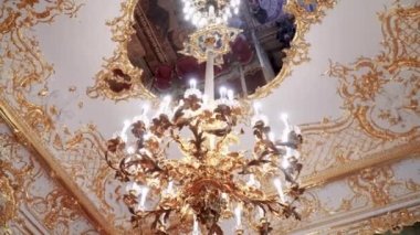 Saray içi klasik tarzdadır.