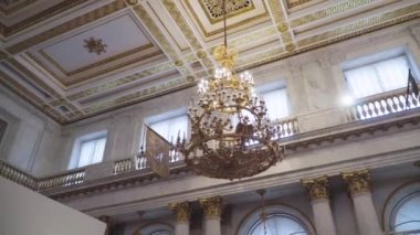 Saray içi klasik tarzdadır.