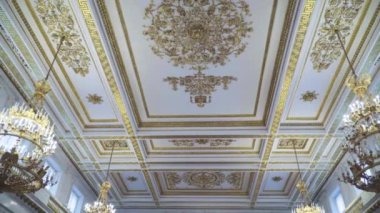 Saray içi klasik tarzdadır.