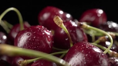 Taze, tatlı kiraz ve su damlaları. Yakından.