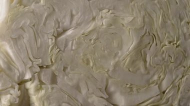 Beyaz lahana koyu bir arka planda kapanıyor.