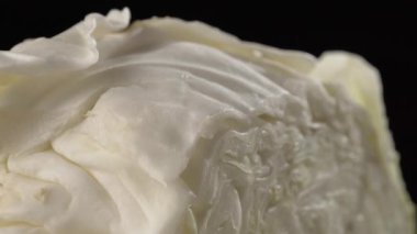 Beyaz lahana koyu bir arka planda kapanıyor.