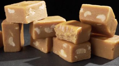 Arka planda yer fıstığı olan tatlı şerbet. Yakın plan.