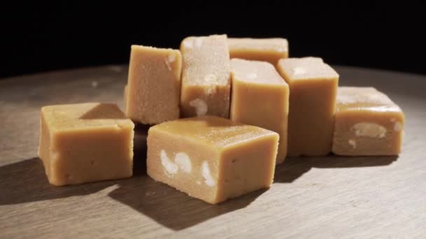 Süßes Sorbet Mit Erdnüssen Auf Dunklem Hintergrund Nahaufnahme — Stockvideo