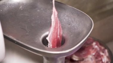 Elektrikli öğütücü çiğ etten kıyma yapar