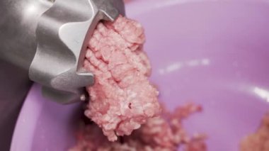 Elektrikli öğütücü çiğ etten kıyma yapar