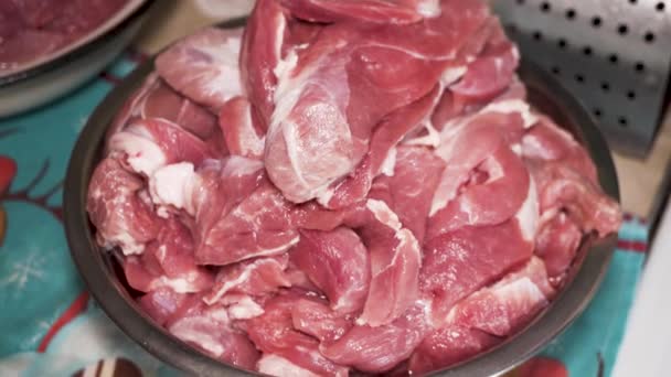 Färskt Rått Skivat Kött Närbild — Stockvideo